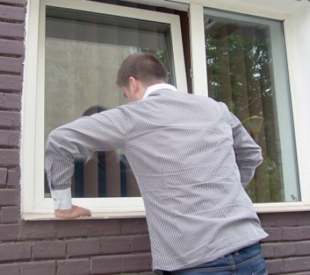 Depistat în flagrant în timp ce spărgea un imobil
